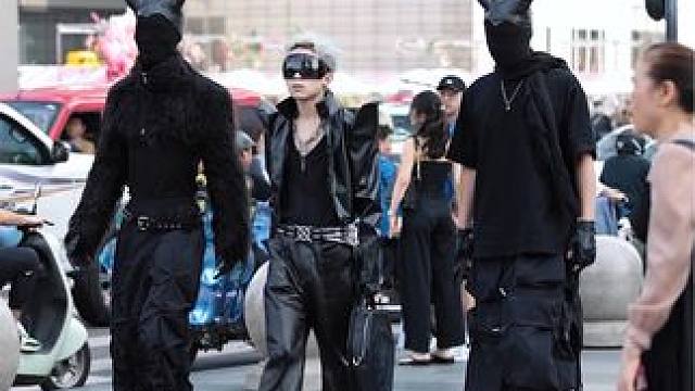 不来成都不知道自己穿的有多土#时尚穿搭 #路人视角