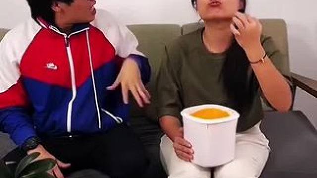 偷吃薯片的奇葩方式，结局真是万万没想到！ #看一遍笑一遍 #这操作都看傻了 #万万没想到 #意想不到