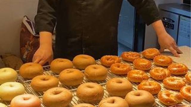 零基础面包班同学第四天和第五天的成品出炉啦！这两天主要制作各种口味的贝果、碱水和冰面包，紧跟潮流市场