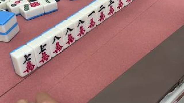 高手们帮忙来看看五万能胡吗？给自己都看懵圈了#富豪麻将  #麻将