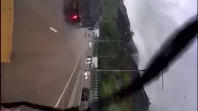 天雨路滑，小心