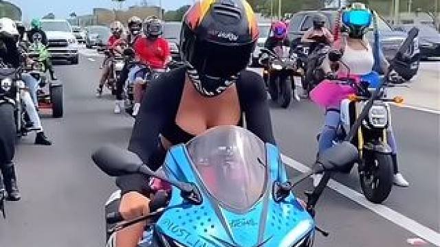 辣眼睛五颜六色 ：#最酷机车女孩 #机车文化 #女骑