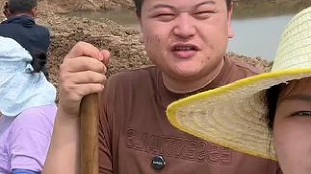 天气越来越热了，为了防止小孩子来鱼塘玩水，我们给鱼塘一圈做个围网#三农 #2024新农人计划#夫妻日