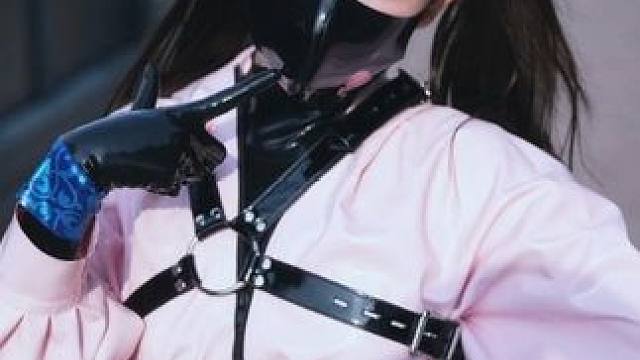 今天拍胶衣~嗯，就是你们想的那种 逛展的路上抓了2个穿胶衣的妹纸#latexgirl #摄影 #拍摄