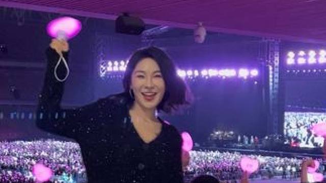 又跟我伦见面啦！ 上次看完我伦的演唱会，跟失恋一样，缓了半年。这次又不知道要缓多久了#前奏一响拾起多