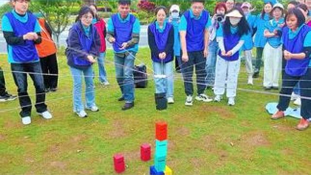 合力建塔 #步步高升#合力建塔 一起协作搭建一个高塔，看似比的是速度，实际上比的是团队的专注力✌#建