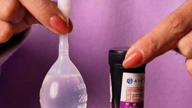 科普小实验，高锰酸钾遇上开塞露会发生什么？#化学实验