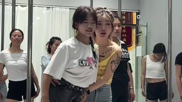 测测你胯部的灵活度，19岁学生零基础学舞蹈，梦想是做一名舞蹈老师 #舞蹈 #舞蹈基本功 #成人零基础