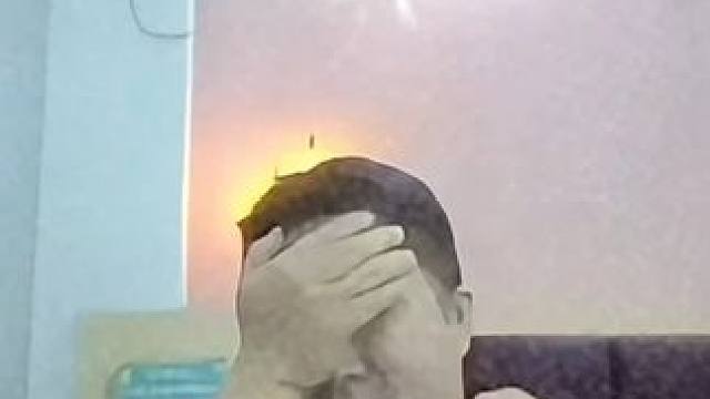 手速太快打错牌，气得地主直拍脑门，不带这么逗人的！