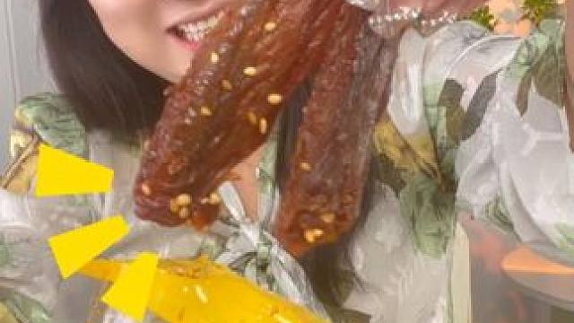 闺蜜推荐的香香辣辣大鸭翅！！肉质紧实有嚼劲！！真的太好吃了！！#零食推荐#鸭翅#嘎嘎好吃