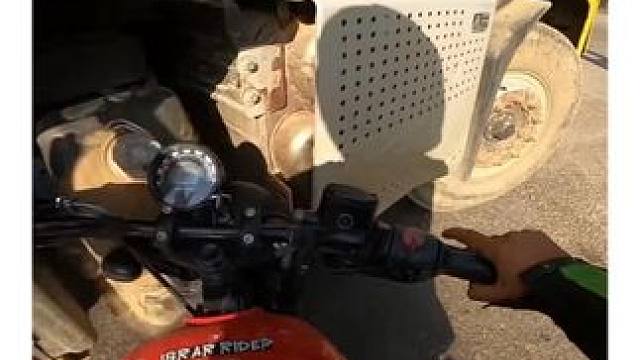 《钛合金八字》#印度 #摩托车  #骑行 #危险动作请勿模仿