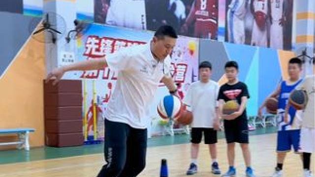 #篮球 #日常训练 #一分钟干货教学 
借助跳箱强化时机与姿态
｜胯下突破推锥桶背后急停
｜急停后拉