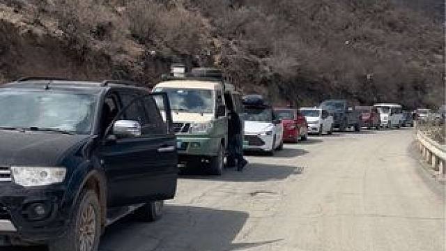 觉巴山堵车一个小时了。#觉巴山 #自驾西藏 #318
