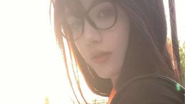 节奏一响 青春反场… 下午6点的光咋拍咋有氛围感！#日落 #原相机 #氛围感的尽头是高糊 #随手拍 