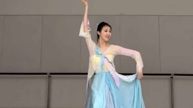 这条裙子叫蓝星 蓝星花语是：互信的心
希望大家都能珍惜当下
#舞蹈生 #舞蹈生系列 #舞蹈日常  #