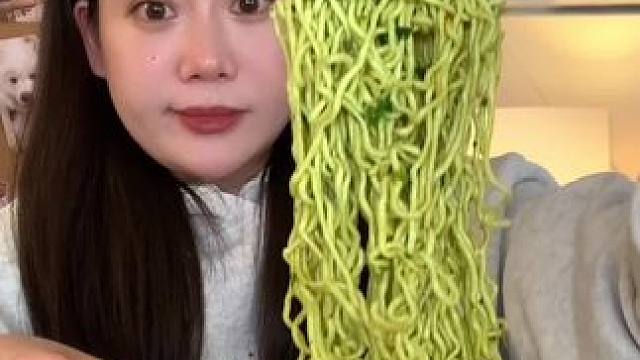 勇敢的人已经开始吃香菜面了！ #零食推荐 #吃货日常 #妈呀太香了 #香菜面