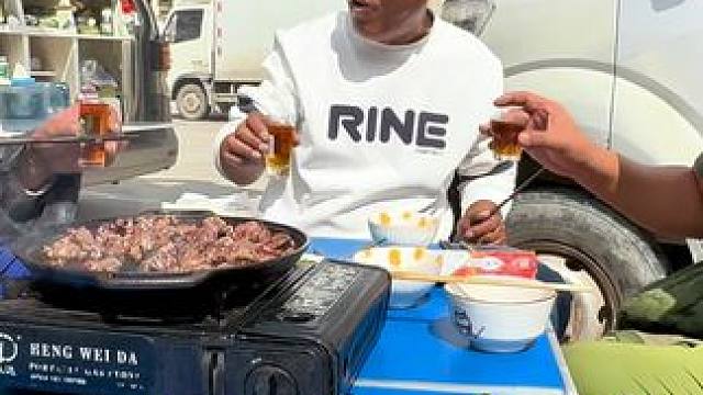 沙和尚逛西藏菜市场，毛牛肉很便宜干200多块钱的，必须吃个够#菜市场最靓的仔 #买菜 #男人买菜 