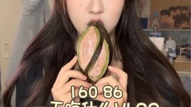校园VLOG｜160 86女大学生一天吃什么   今天是被水果包围的一天还吃到了超超超好吃的碱水！
