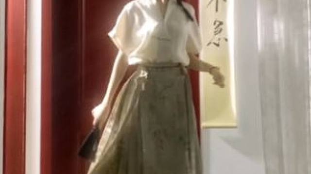 看春光～咿呀咿呀摇摇晃～ #古典舞 #马面裙 #国风古韵