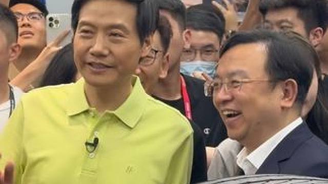 #雷军北京车展 雷军和王传福参观比亚迪方程豹，围观的人群各种高喊:“雷总干掉特斯拉！”“雷总NB！”