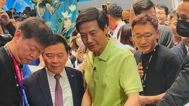 #北京车展 雷军也太受欢迎了，走到哪里都是焦点，简直成了行走的“路障”#雷军 北京车展 #雷军与王传