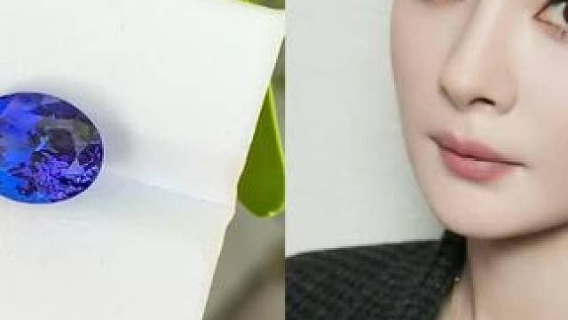 偷偷告诉你这不是皇家蓝
4.78ct坦桑石
Tiffany高定夜偏爱的坦桑石，很多人也会误以为是皇家