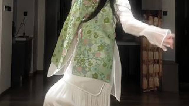 #舞蹈 “此去必经年，十寸光阴换一钱”#国风 #氛围感 #新中式穿搭