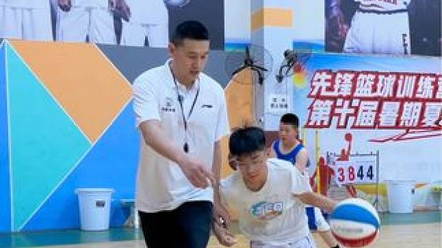 #篮球 #日常训练 #一分钟干货教学 
同侧脚炸球进阶系列
｜同侧脚炸球拍跳箱
｜同侧脚炸球刺步虚晃