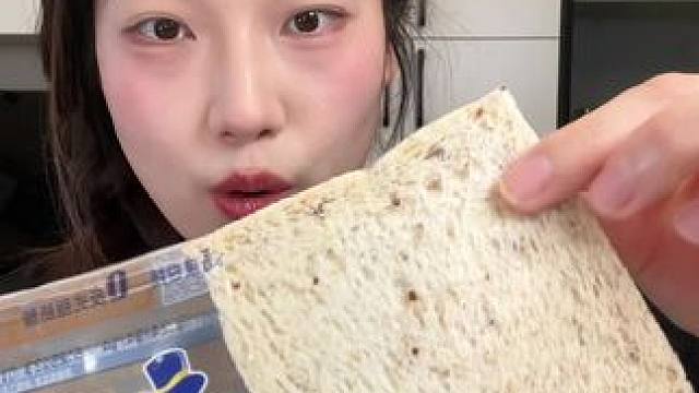 网上火的追剧零食来咯 #种地吧同款 #豪士藜麦吐司面包 #豪士豪士好吃好吃#魔芋干 #鸡爪