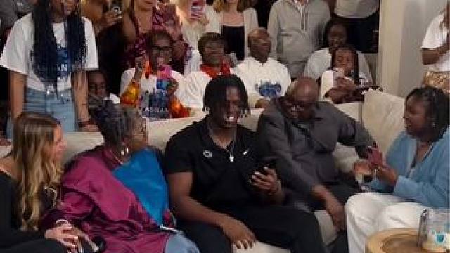 来看看NFL选秀大会中梦想成真的时刻#美式橄榄球 #橄榄球 #NFL选秀 #NFL星计划