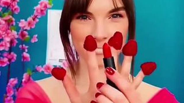 用口红把草莓全部涂红，为了臭美真的是拼了！ #有趣的视频 #吃货的迷惑行为 #老外