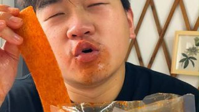 这个魔鬼辣条真的太辣了，连我一个从小吃辣长大的湖南人，都吃不了几根！#好吃到停不下来 #辣条 #追剧