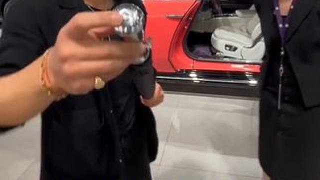 劳斯莱斯闪灵雨伞 下雨了，切把雨伞天花板#北京车展