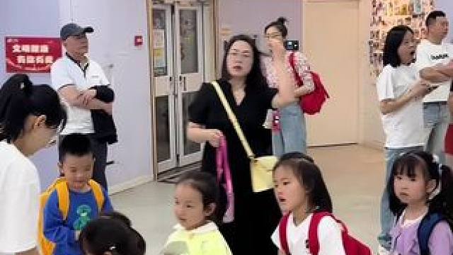 今日份放学小可爱～
#少儿英语 #英语 #萌娃 #同城教育 #渭南少儿英语