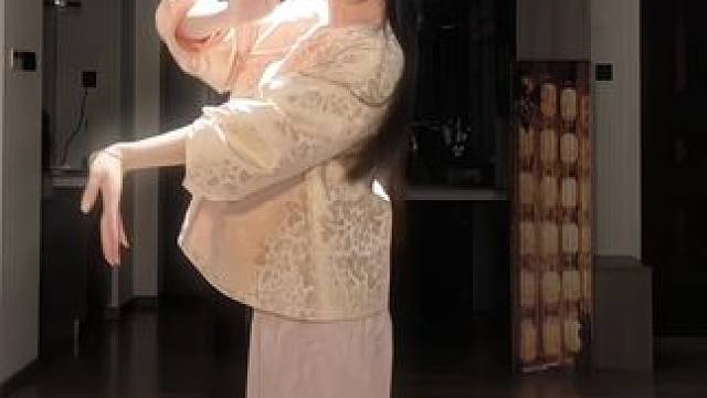 #舞蹈 “姐姐我啊 看到好看的舞蹈就走不动道～” #国风 #国泰民安脸 #氛围感 #新中式穿搭