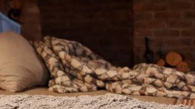 在寒冷冬夜的阁楼小屋里，壁炉噼啪作响，放松助眠氛围 #白噪音 #助眠声音 #睡眠音乐 #催眠疗愈 #