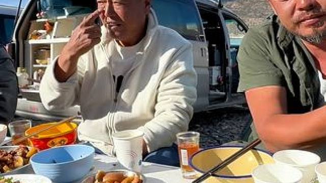 沙和尚穷游西藏，然乌湖安营扎寨晚餐特别厉害，又喝美啦#自驾游 #野外露营 #户外露营 