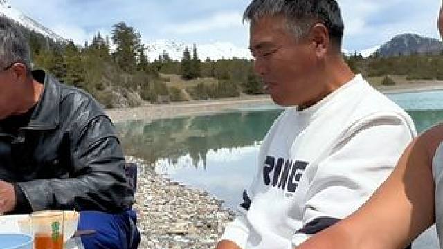 沙和尚和好朋友西藏然乌湖相聚，早餐白加啤那是一个地道，真厉害#兄弟聚会 #户外美食 #自驾旅行 