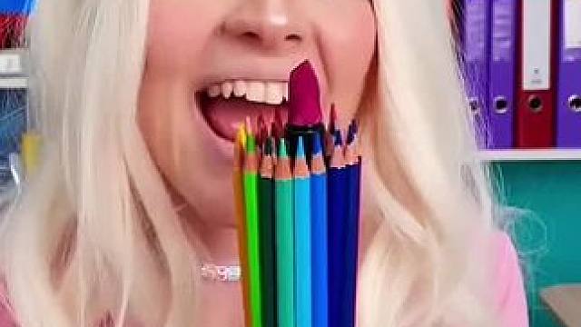 为了能有个美美的妆容，用彩笔把口红围起来！ #看一遍笑一遍 #逗你一笑烦恼忘掉 #万万没想到 #意想