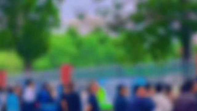 又是一年艺考季，此时此刻，围栏外的父母比每一位考生都紧张#我的学生 #艺体考试 #可怜天下父母心啊