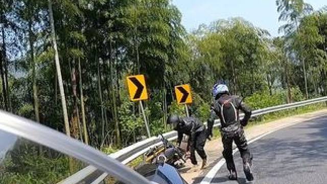 我兄弟怎么把车停护栏下面了#机车 #安全第一