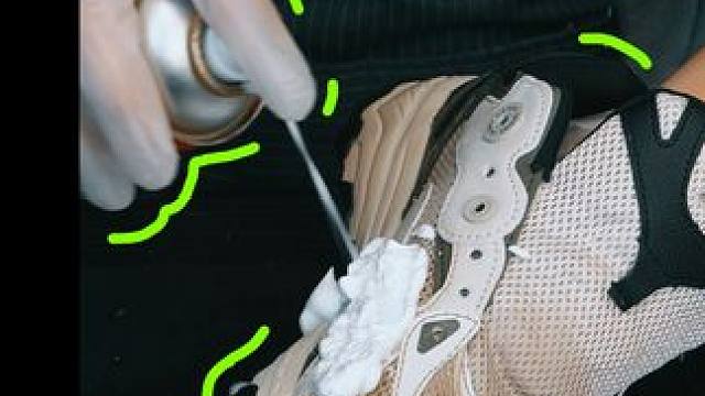 哦豁，户外登山鞋也迎来了自己的春天。 快来体验沉浸式洗鞋的乐趣！每一个动作都充满解压体验，画面舒适度