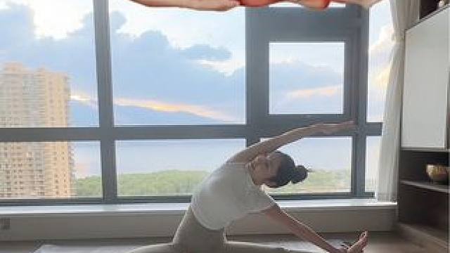 #拉伸 哪里需要拉哪里，拉伸运动前后或者久坐以后很有必要的#拉伸动作#瑜伽