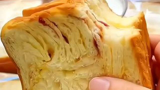 快快快!软乎乎巨好吃的厚切吐司，现在来卷了!这价到手两斤14个!每一个吐司都很大很厚，吃一块就很顶饱