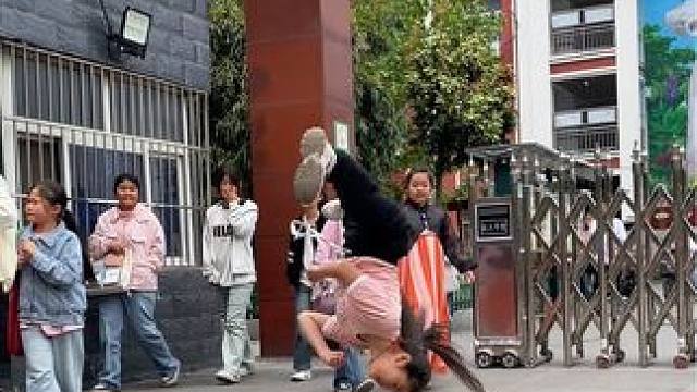 小女孩放学突然秀功夫，动作行云流水，所有同学都看呆！ #武术 #中华武术博大精深#让习武改变人生  