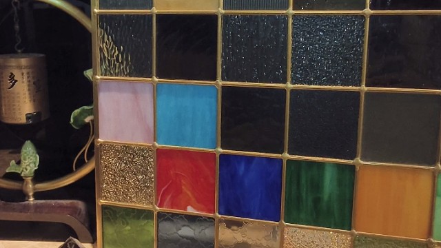 这么多玻璃颜色?感觉是从巴黎圣母院扣下来的...