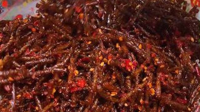 今天没什么愿望，就是想吃这个麻麻辣辣的臭螺丝，不仅辣而且还有浓浓的大麦#辣条 #追剧小零食 #开袋即