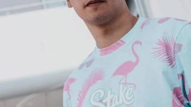 索伯发布#2024f1迈阿密大奖赛 特别款队服，粉蓝火烈鸟戳中了我的心巴～真正的猛男，就要穿得粉粉嫩