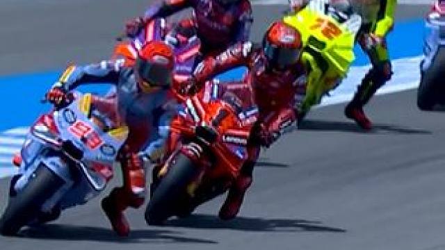 西班牙站大奖赛第一圈的对决⚔️ #motogp #摩托车比赛