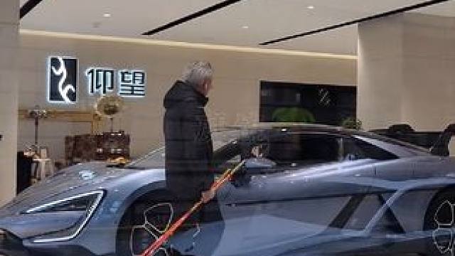 偶遇帕加尼老爷子参观仰望U9,本人低调又随和，近70岁的他依然奔赴在热爱的事业里值得我们年轻人学习
